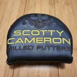 Scotty Cameron 2024 Phantom Mid-Round Mallet Black Head Cover. Right Handed